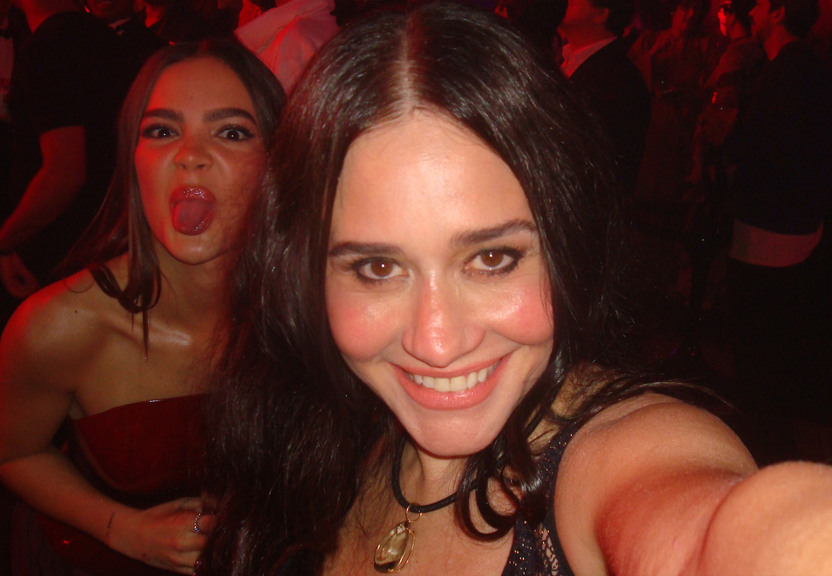 Atrizes Alessandra Negrini e Mel Maia posam para uma selfie durante a festa de 15 anos da Netflix no Brasil