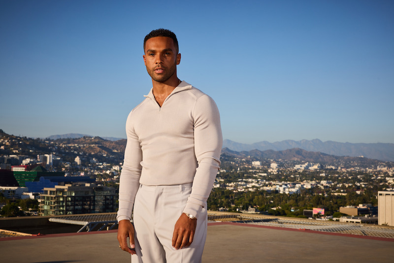 Lucien Laviscount posa em um terraço de Los Angeles.