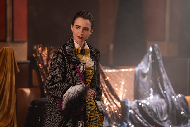 Lily Collins, como Emily, usa uma roupa xadrez amarela na temporada 4 de ‘Emily em Paris’