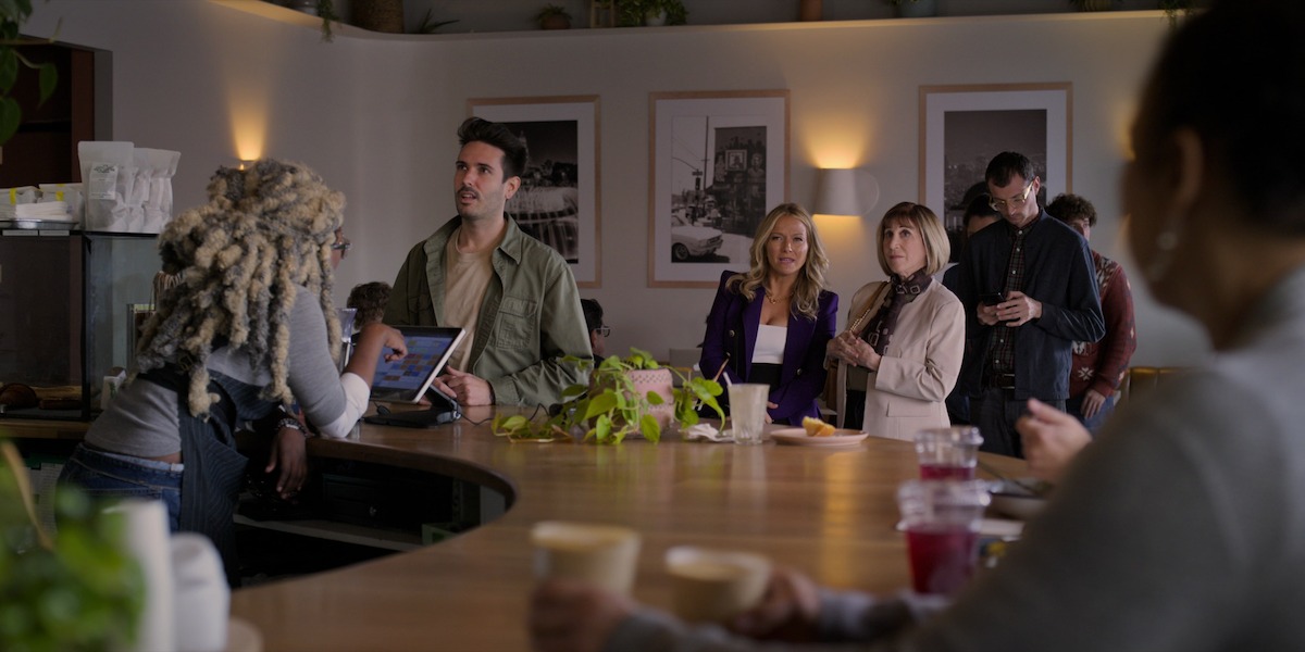 Becki Newton (center) as Lorna at Highly Likely Café in ‘The Lincoln Lawyer’ Season 2