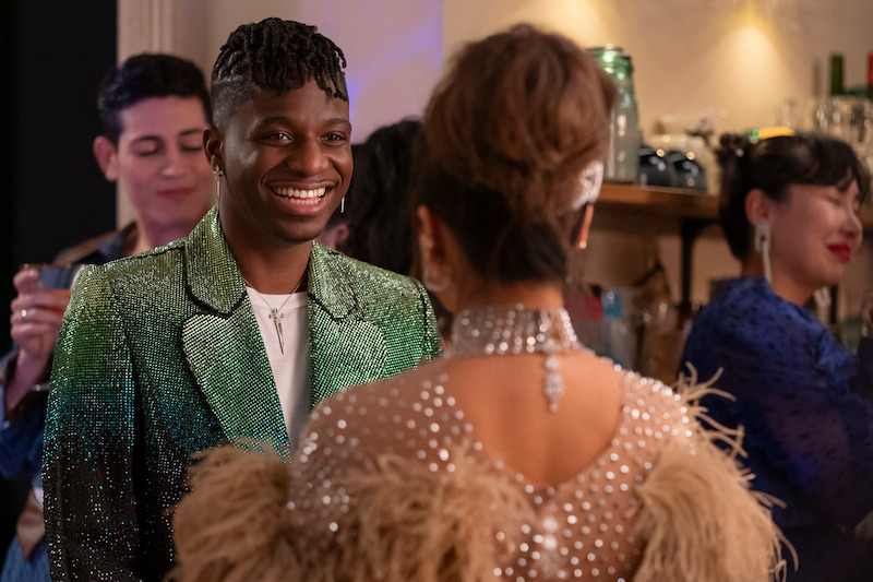Samuel Arnold, como Julien, sorri em uma festa na temporada 4 de ‘Emily em Paris’