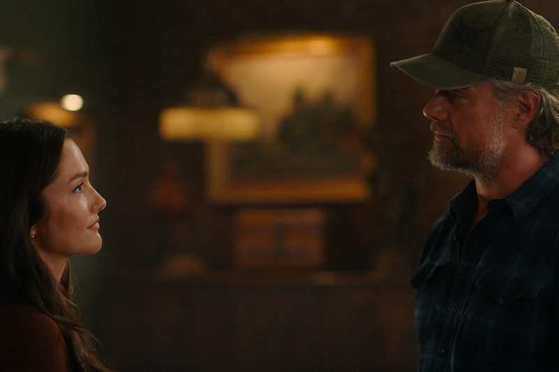 Minka Kelly como Quinn e Josh Duhamel como Staten na temporada 1 de ‘Ransom Canyon’.