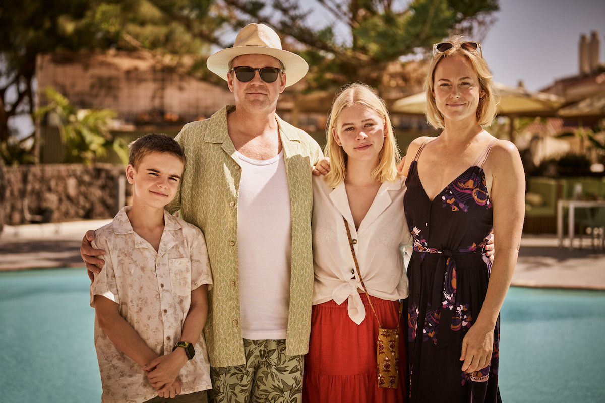 Bernard Storm Lager, Anders Baasmo Christiansen, Alma Günther, and Ingrid Bolsø Berdal stand in front of a resort pool in vacation clothes in the series ‘La Palma.’