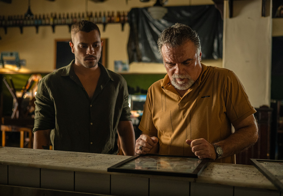 Cinco homens posam em frente a máquinas de caça-níquel, cenário da série “Os Donos do Jogo”