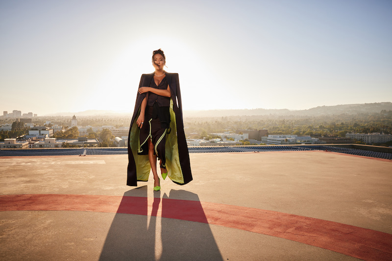 Ashley Park posa em um terraço de Los Angeles.