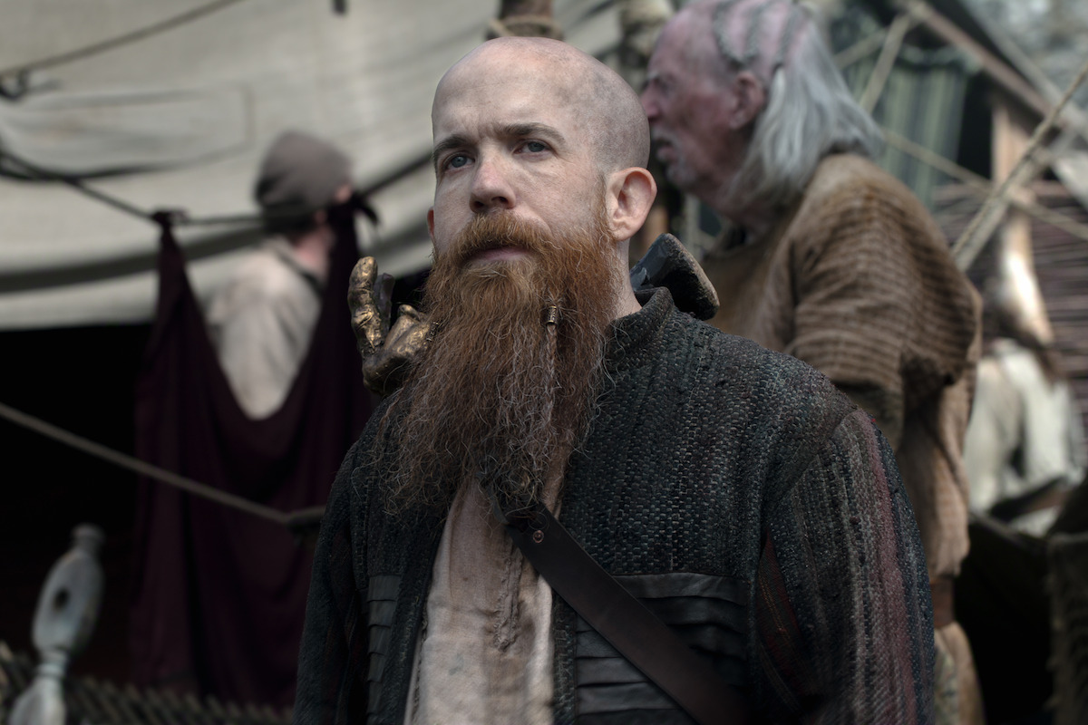 Jeremy Crawford como Yarpen Zigrin na temporada 4 de ‘The Witcher’.