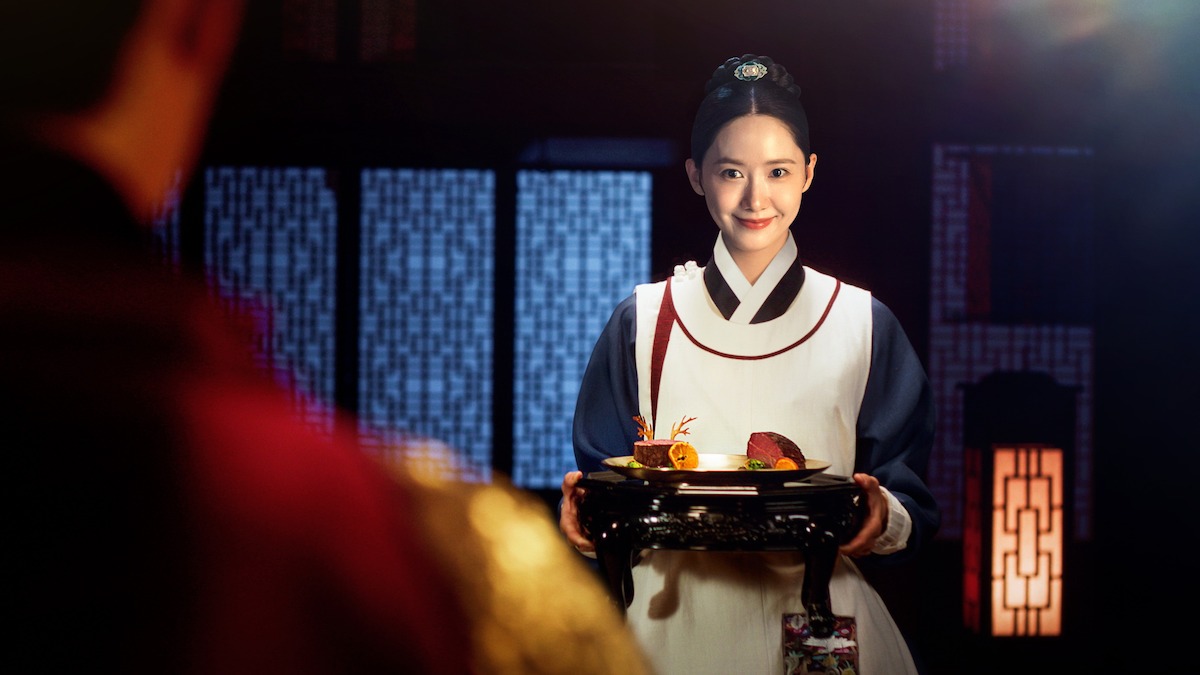Lim Yoon-a as Yeon Ji-young serving a dish in ‘Bon Appétit, Your Majesty.’