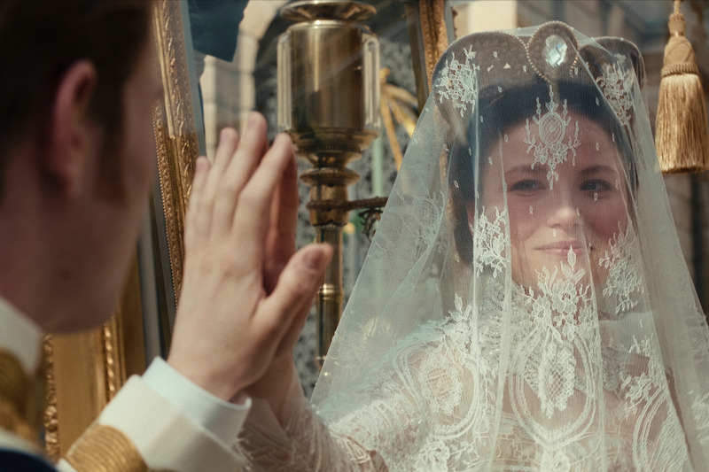 Sisi’s veil completes her bridal look.