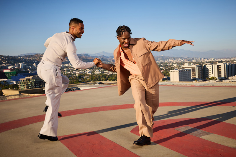 Lucien Laviscount e Samuel Arnold posam em um terraço de Los Angeles.