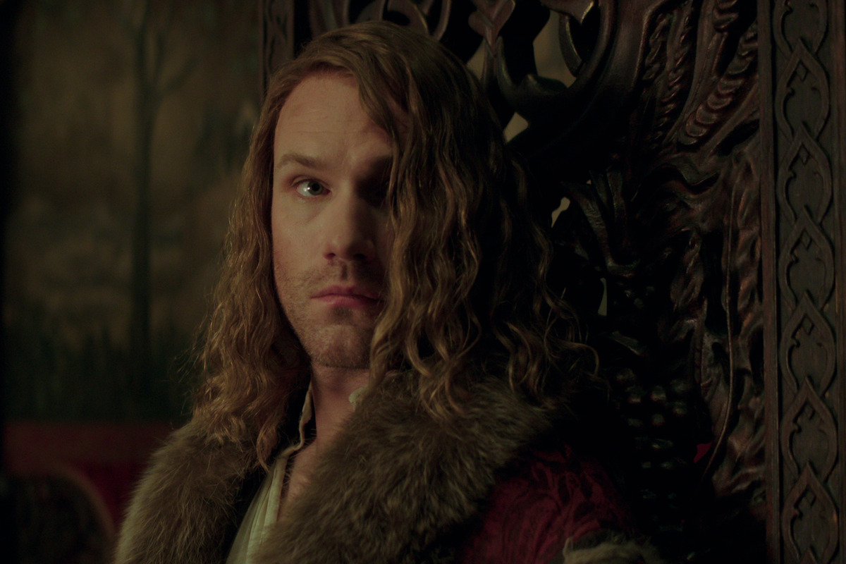 Hugh Skinner como príncipe Radowid na temporada 4 de ‘The Witcher’.