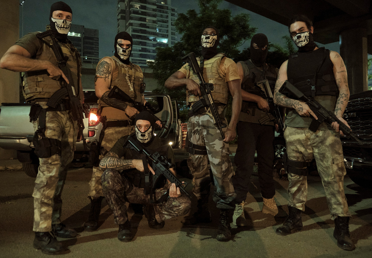 A gang of robbers wears face masks and holds machine guns in the series ‘Criminal Code’