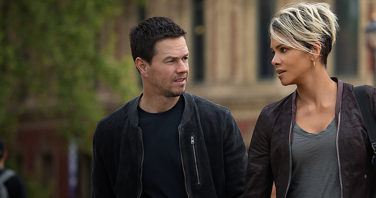 Mark Wahlberg como Mike e Halle Berry como Roxanne em ‘A Liga’.