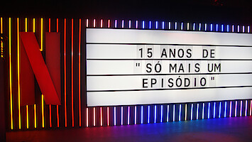 Letreiro da Netflix onde se lê a frase: "15 anos de só mais um episódio"