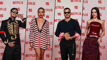 Montagem com atores e atrizes (e o caramelo) da Netflix em festa de 15 anos no Brasil