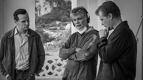 Andrew Scott as Tom Ripley, Executive Producer/Director Steven Zaillian and Johnny Flynn as Dickie Greenleaf behind the scenes of Season 1 of 'Ripley'