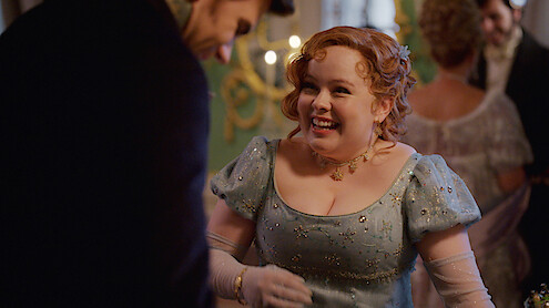 Nicola Coughlan, como Penelope Featherington, ri em um baile na temporada 3 de ‘Bridgerton’