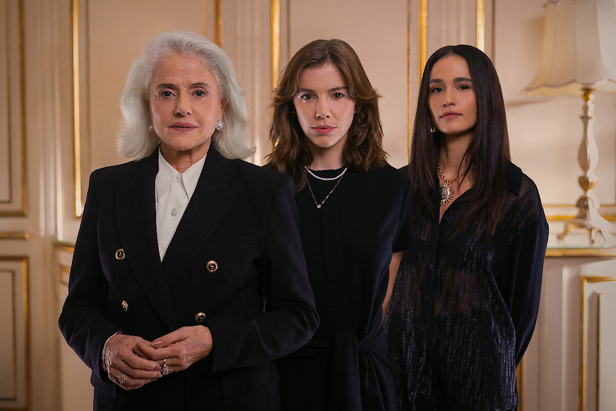As atrizes Marieta Severo, Nanda Costa e Alice Wegmann posam lado a lado em set da série 'Dom de Iludir'