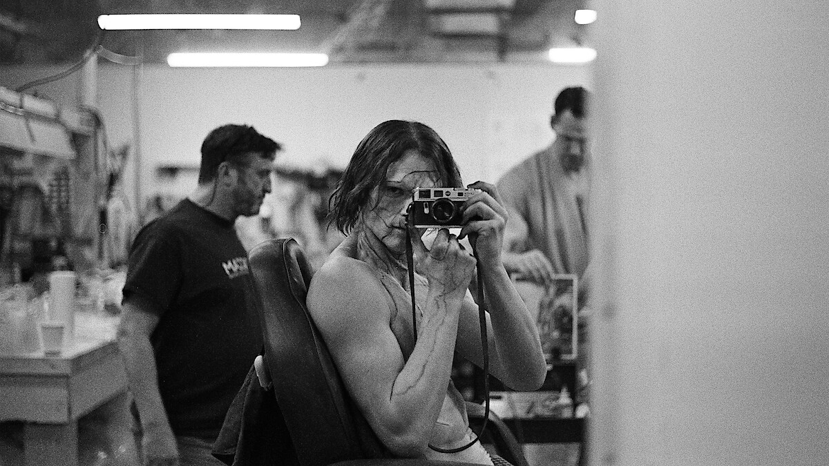 Jacob Elordi tira uma foto de si mesmo no espelho.