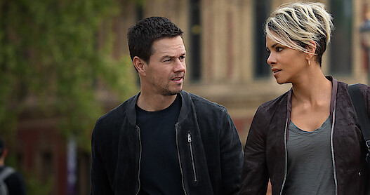 Mark Wahlberg como Mike e Halle Berry como Roxanne em ‘A Liga’.