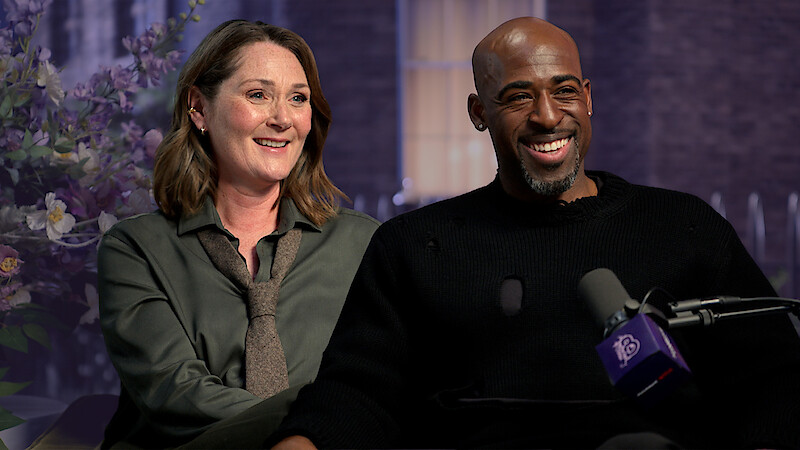 Ruth Gemmell e Daniel Francis. Corte do podcast: temporada 4 de ‘Bridgerton’ – ‘Quem vai servir o chá hoje sou eu’.