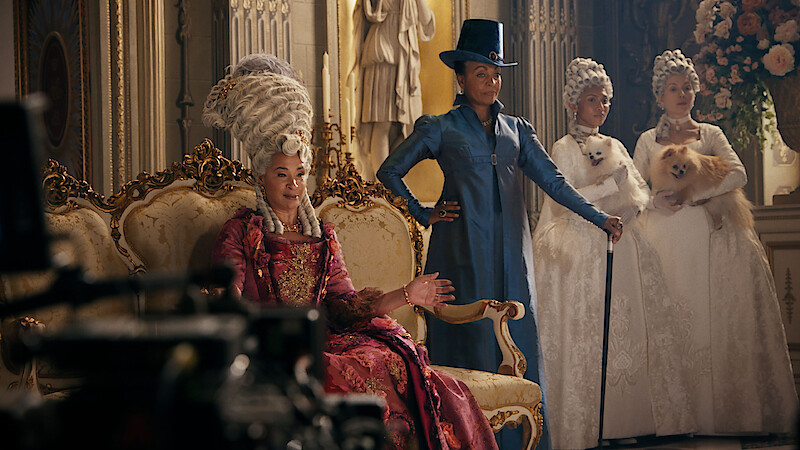 Golda Rosheuvel como a rainha Charlotte e Adjoa Andoh como a Lady Danbury nos bastidores da temporada 4 de ‘Bridgerton’.