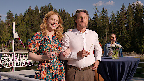 Martin Henderson como Jack Sheridan e Alexandra Breckenridge como Mel, de braços dados e sorrindo na temporada 6 de ‘Virgin River’.