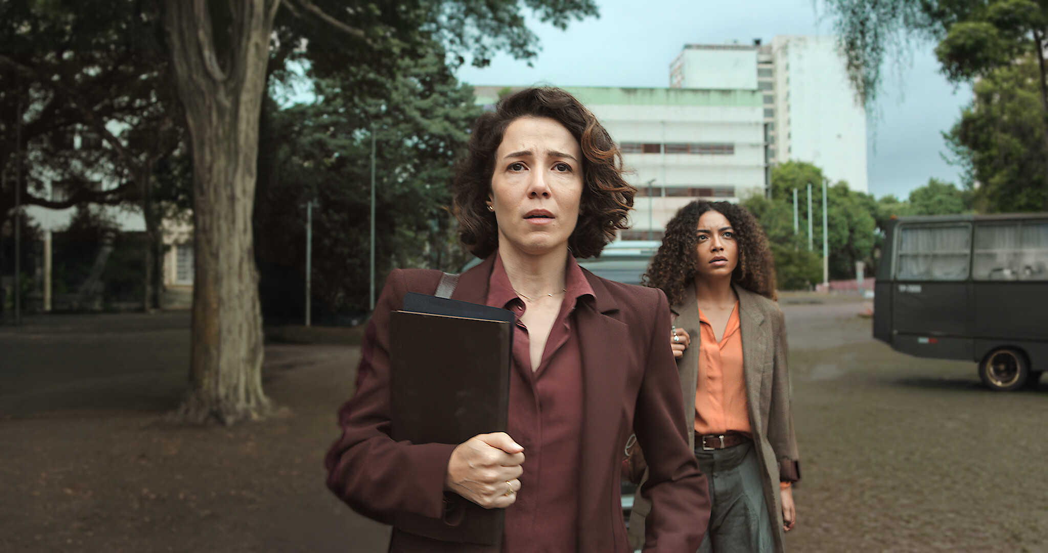Duas mulheres da série Habeas Corpus andando na rua